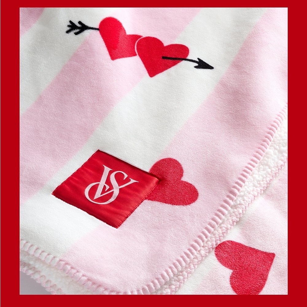 New vs pink heart with arrows blanket